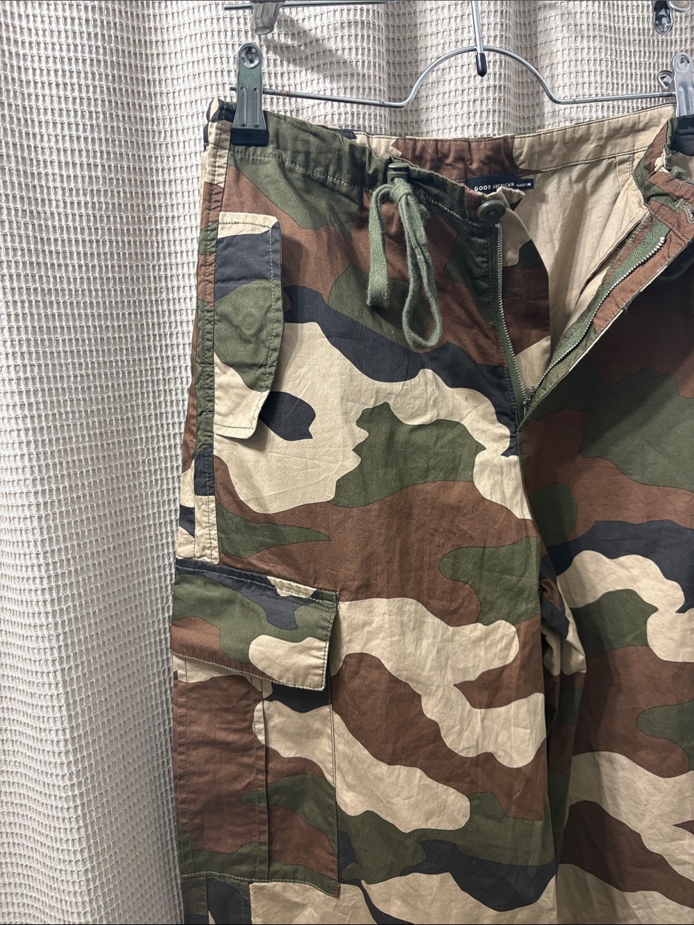 Good American Camo Zip-Front Cargo Pants in Green Brown Tan nwot - Picture 4 of 9